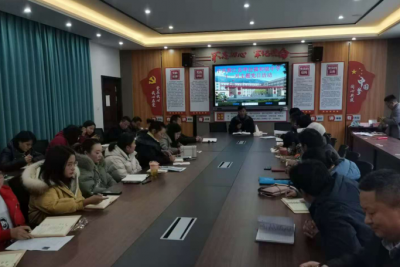 雅江县呷拉镇初级中学开展“十一月主题党日活动”党员会议