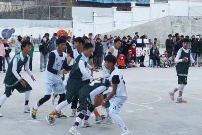 雅江县呷拉镇初级中学举行初三学生冬季篮球运动会