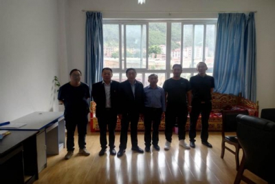 雅江县呷拉镇初级中学举行退休教师欢送会