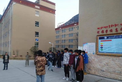雅江县呷拉镇初级中学加强“防坏人侵袭”安全教育