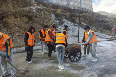 一种身份 一份责任 除冰送温暖          ———雅江县呷拉镇初级中学志愿者在行动