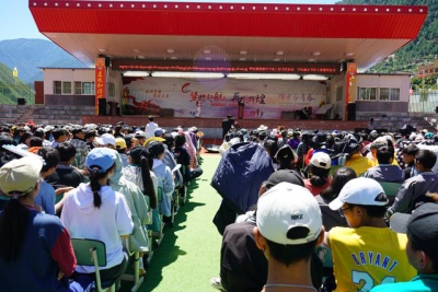 雅江县呷拉镇初级中学举办第二届藏语活动暨藏文书法大赛颁奖典礼