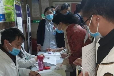 雅江县呷拉镇初级中学教职工完成新冠疫苗第一针剂接种