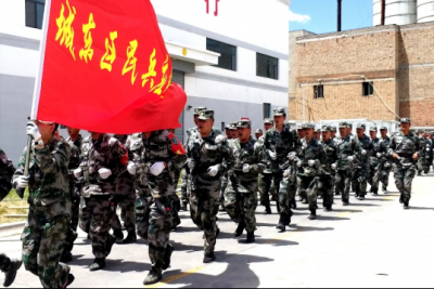 青海省军区：100 官兵紧急装载30000余件赈灾物资送灾区