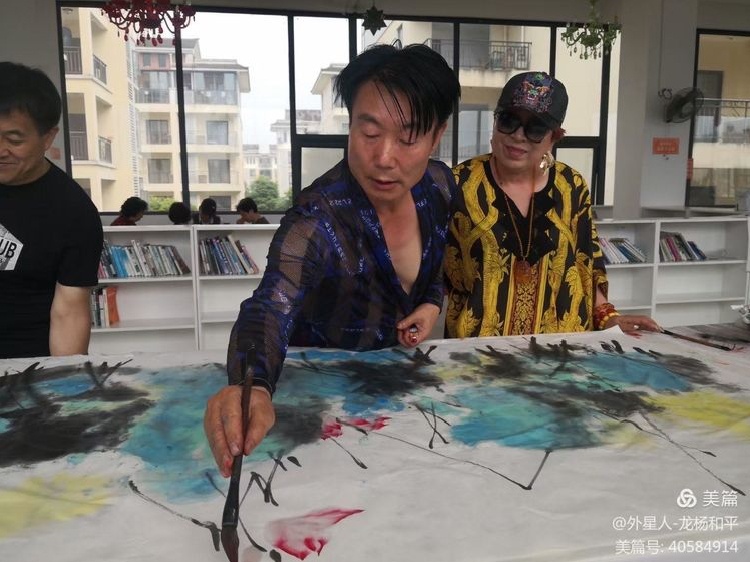 著名长寿画家邵仲节到地球村康养产业园开展绘画创作与交流活动
