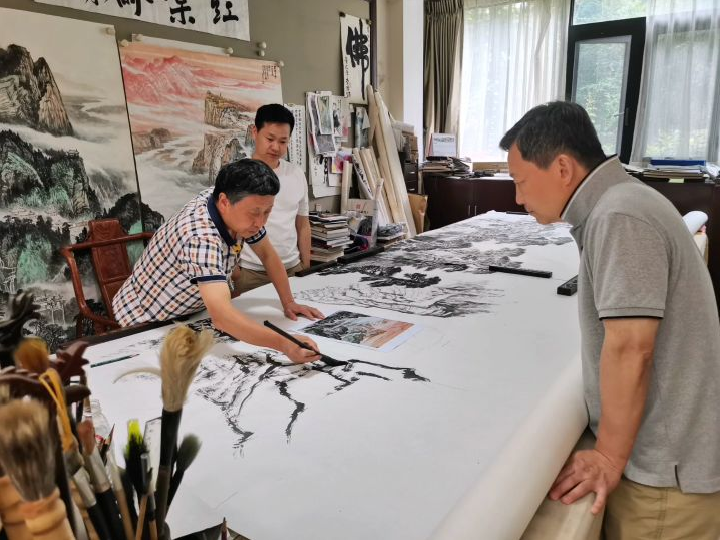 画家姚叶红先生为天府国际机场贵宾厅创作巨幅作品《蜀国多仙山》