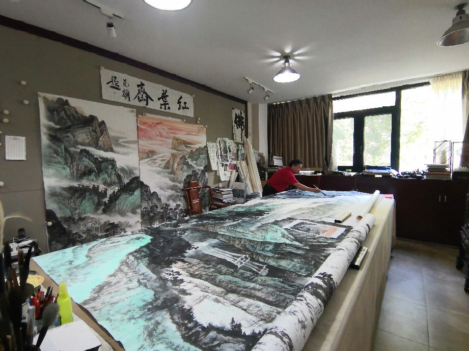 画家姚叶红先生为天府国际机场贵宾厅创作巨幅作品《蜀国多仙山》