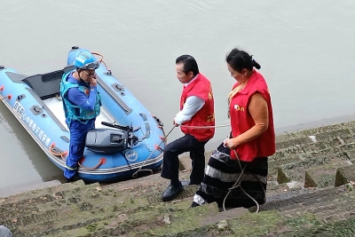 汉源地震后，书香龙溪志愿服务中心配合蓝天救援队开展训练