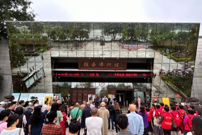 代成华川藏线人·车·路摄影作品展在雅安市博物馆举办