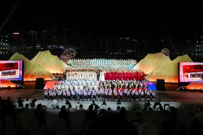 2023川渝两地大家唱群众歌咏活动优秀作品展演在重庆大剧院临江广场举行