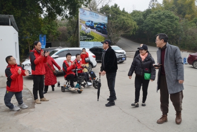 重庆市残联原副主席、市肢残人协会主席傅强到成都残疾人驾车培训基地参观考察
