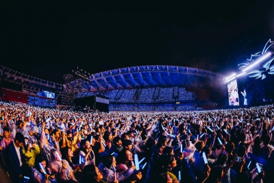 许嵩呼吸之野巡回演唱会武汉首站开演 数万人大合唱热烈澎湃 